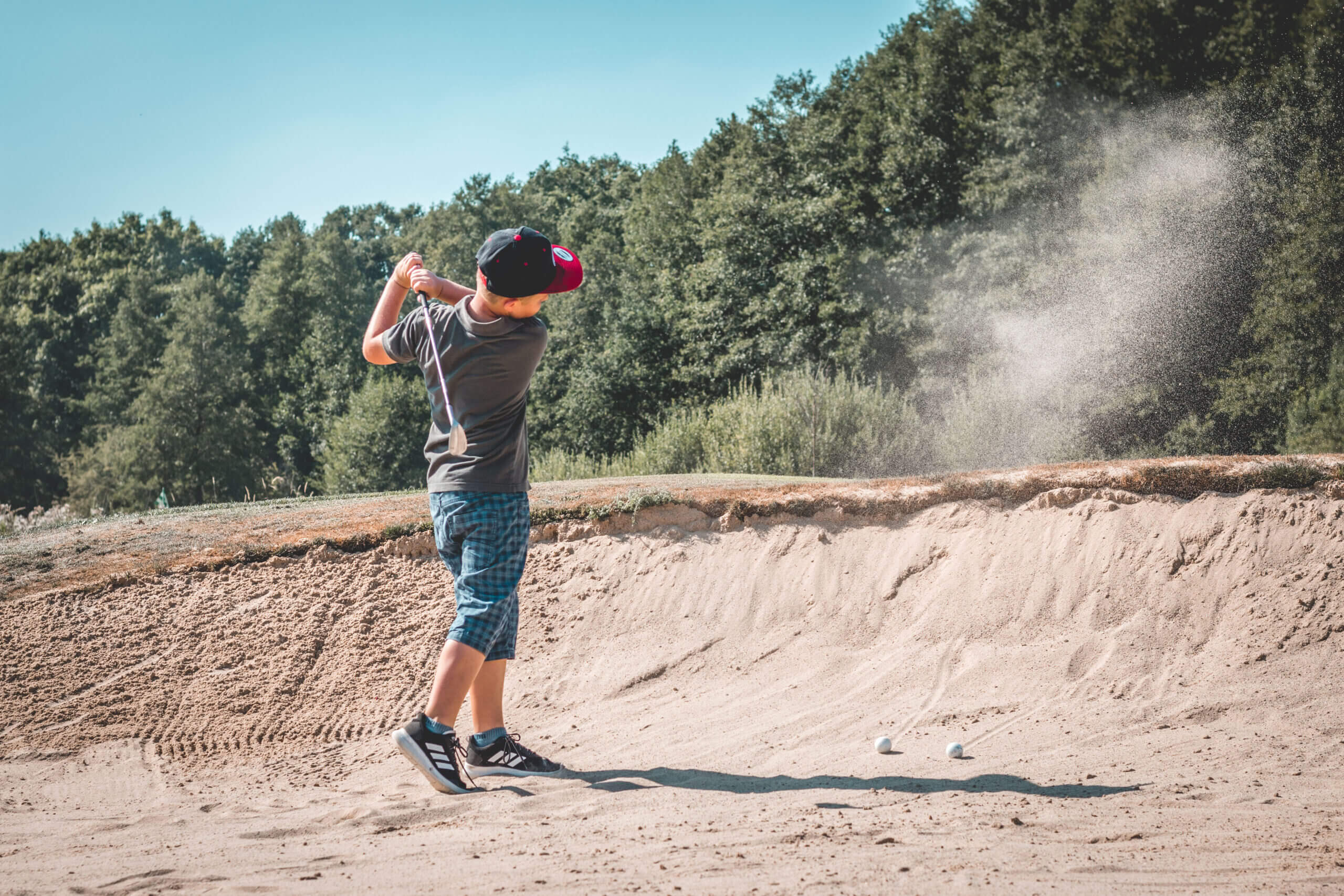 Wie ein Golfball aus dem Bunker geschossen wird